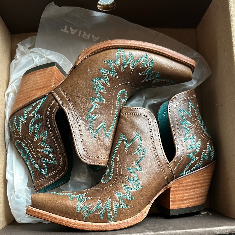 NWT Ariat Women's Dixon Western Booties